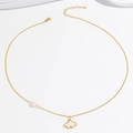 Dettaglio della collana a foglia di ginkgo dorata con intarsio in madreperla e perla rosa - Collana con Perla e Foglia di Ginkgo (X3758)