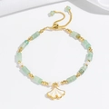 Dettaglio del bracciale con foglia di ginkgo, pietre verdi e perle su seta bianca - Bracciale con Perla e Foglia di Ginkgo (TS0355)