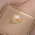 Elegante collana a fiore in oro rosa con perla naturale d'acqua dolce e zirconi - Collana di Perle d'Acqua Dolce Camelia Oro