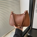 Bolso de hombro minimalista de piel sintética marrón caramelo con hebilla de metal dorado - Marrón
