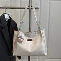 Moderne weiße Tragetasche mit Metallkette und Bärenanhänger für tägliches Pendeln - Mit Anhänger / Weiß