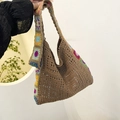 Borsa a tracolla all'uncinetto marrone con motivi floreali colorati e maglia traforata - Cachi