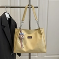 Große gelbe Tote Bag mit glänzender Lackoberfläche und Kettenriemen für Damen - Mit Anhänger / Gelb