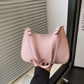 Sac sous le bras rose poudré style français avec cuir lisse et détails métalliques dorés - Rose