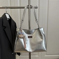 Silberne Shopper Tasche mit Metallkette und Plüschbär-Anhänger für den täglichen Pendler - Mit Anhänger / Silber