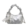 Silberne Metallic-Halbmondtasche mit gerüschtem Griff und Perlen-Schleifen-Anhänger - Silber