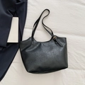 Borsa tote minimalista in ecopelle nera con trama vintage e manici lunghi sottili - Nero