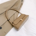 Minimalistische hellbraune Baguette-Tasche mit Goldverschluss und elegantem Griff - Khaki