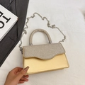 Borsa da sera color champagne con strass scintillanti e patta dal design a onde - Oro
