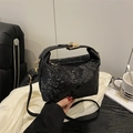 Piccola borsa a mano nera effetto pitone con fibbia dorata e tracolla sottile - Nero