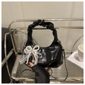 Sac nuage noir brillant avec nœud en perles, dentelle et chaîne argentée - Noir (Avec Pendentif Nœud en Perles)