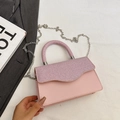 Elegante borsa a tracolla rosa con patta intrecciata glitterata e dettagli a catena - Rosa