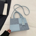 Hellblaue kontrastierende Handtasche in Quadratform mit Umhängeriemen - Blau