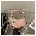Sac sous le bras plissé rose avec nœud en dentelle perlée et finition brillante - Rose (Avec Pendentif Nœud en Perles)
