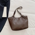 Grande borsa tote marrone scuro in ecopelle con texture vintage e dettaglio fibbia in metallo - Marrone