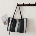Bolso tote de lona a rayas verticales blancas y negras con asas de cuero negro - Negro