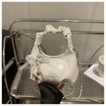 Sac demi-lune blanc avec poignée plissée nuage et breloque nœud en perles chic - Blanc avec pendentif