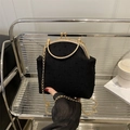 Bolso de noche vintage negro con textura y cierre de metal dorado con cadena - Negro