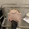 Bolso bandolera de tela jacquard rosa con cadena dorada y cierre metálico vintage - Rosa