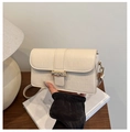 Détail de la texture crocodile crème et du fermoir en bambou doré sur le sac carré - Blanc Cassé