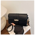 Détail du sac noir à motif crocodile avec son fermoir pivotant en bambou doré élégant - Noir