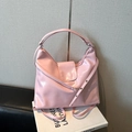 Sac hobo en cuir verni rose brillant avec bandoulière réglable sur fond minimaliste - Sans Pendentif / Rose