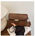 Détail du sac en cuir marron à texture crocodile avec fermoir rotatif en bambou doré - Marron