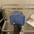 Bolso bandolera vintage de mezclilla azul con cadena dorada y textura elegante - Azul