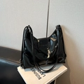 Sac sous le bras en cuir noir brillant avec logo métallique sur livre blanc - Sans Pendentif / Noir