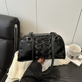 Borsa a spalla in vernice nera con fiocco e dettagli in metallo dorato vintage - Nero