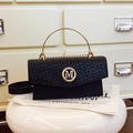 Elegante schwarze Schultertasche aus Webleder mit goldenem M-Detail und Metallgriff - Schwarz