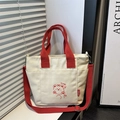Bolso de lona beige con asas rojas, estampado de oso de dibujos animados y bandolera - Con Colgante / Rojo