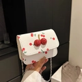 Weiße Mini-Umhängetasche mit Kirschmuster, Strass-Verschluss und silberner Kettek - Weiß