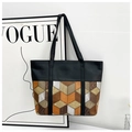 Dettaglio del patchwork geometrico multicolore su una borsa tote minimalista in pelle PU nera - Stile 2 (Patchwork Geometrico Colorato)