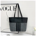 Vista dettagliata della borsa tote patchwork in tweed grigio e pelle PU nera di qualità - Stile 3 (Patchwork Tweed Grigio)