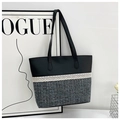 Dettaglio borsa tote in pelle PU nera con texture tweed e pizzo bianco decorativo - Stile 4 (Patchwork Tweed Pizzo)