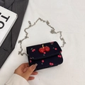 Mini-Umhängetasche in Dunkelblau mit Kirschprint und funkelnden roten Strasssteinen - Schwarz