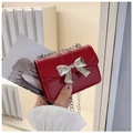Rote Mini-Umhängetasche mit großer silberner Schleife und schicker Metallkette im Detail - Rot