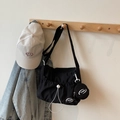 Minimalistische schwarze Nylon-Umhängetasche mit Kordelzugfach und rundem Münzanhänger - Schwarz