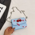 Hellblaue Mini-Umhängetasche mit Kirschmuster, 3D-Kirschdekor und silberner Kette - Blau