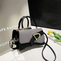 Grijze canvas en zwarte lederen crossbodytas met een gouden logo gesp detail - Zwart