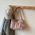 Rosafarbene Umhängetasche mit Kordelzug, Münzfach und stilvollem Plissee-Nylon-Design - Rosa