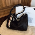Minimalistische schwarze Schultertasche mit großem Fassungsvermögen und Anhänger - Mit Anhänger / Schwarz