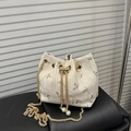 Bolso saco de paja bordado con flores, cadena dorada y cordón con detalles de perlas - Blanco