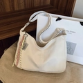 Minimalistische cremeweiße Hobo-Tasche mit verstellbarem Gurt und buntem Anhänger - Mit Anhänger / Weiß