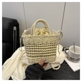 Nahaufnahme der beigen gewebten Beuteltasche mit Kordelzugfutter und rundem Griff in Lifestyle-Szenen - Beige