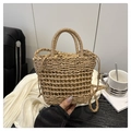 Detail der handgewebten Strohtasche mit grober Netzstruktur und Kordelzug - Khaki