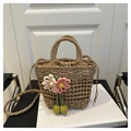 Detail der Stroh-Eimertasche mit handgefertigten Stoffblumen und Kordelzugfutter - Khaki mit Blumenanhänger