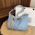 Hellblaue sichelförmige Schultertasche mit buntem Anhänger und matter Oberfläche - Mit Anhänger / Blau