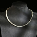 Klassische einreihige Rundperlenkette auf schwarzem Hals-Mannequin-Ständer präsentiert - Silber